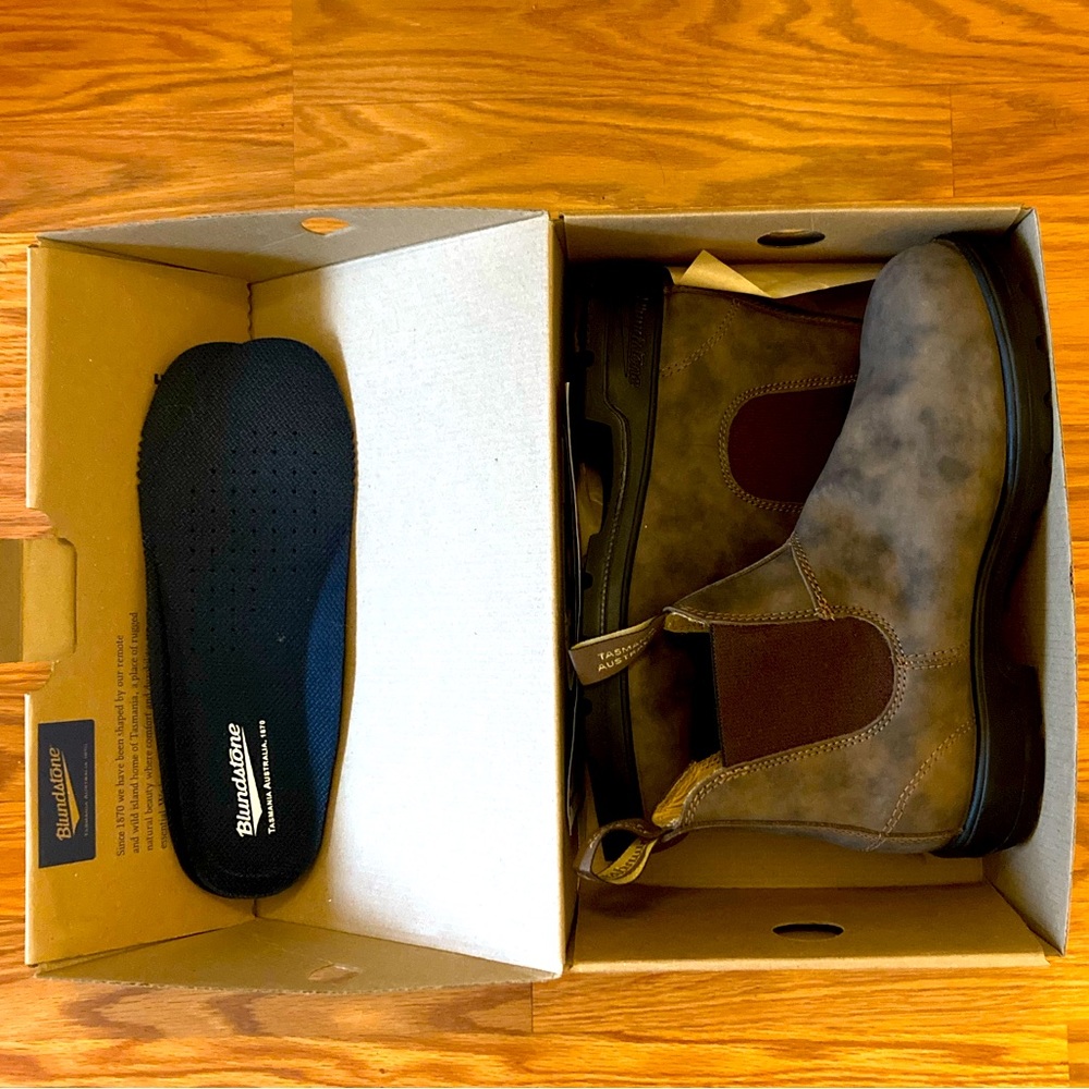 Brand new, never worn Blundstone 585 Rustic Brown Size 10 US.